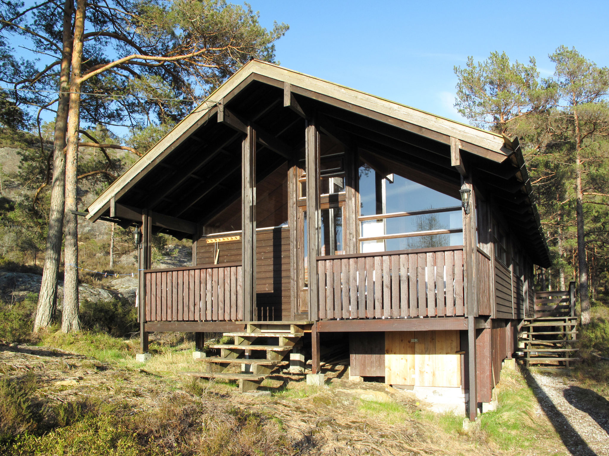 "Sandvikfjellet", huis 3-kamers 60 m2 op 2 verdiepingen. Doelmatig en gezellig ingericht: woon-/eetkamer met zwedenkachel, eettafel, Sat-TV, internationale TV-zenders en DVD. Uitgang naar het terras. ..