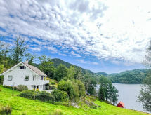 Vrijstaand vakantiehuis Askelund aan de fjord bij Uggdal, 100m van zee - thumbnail 1