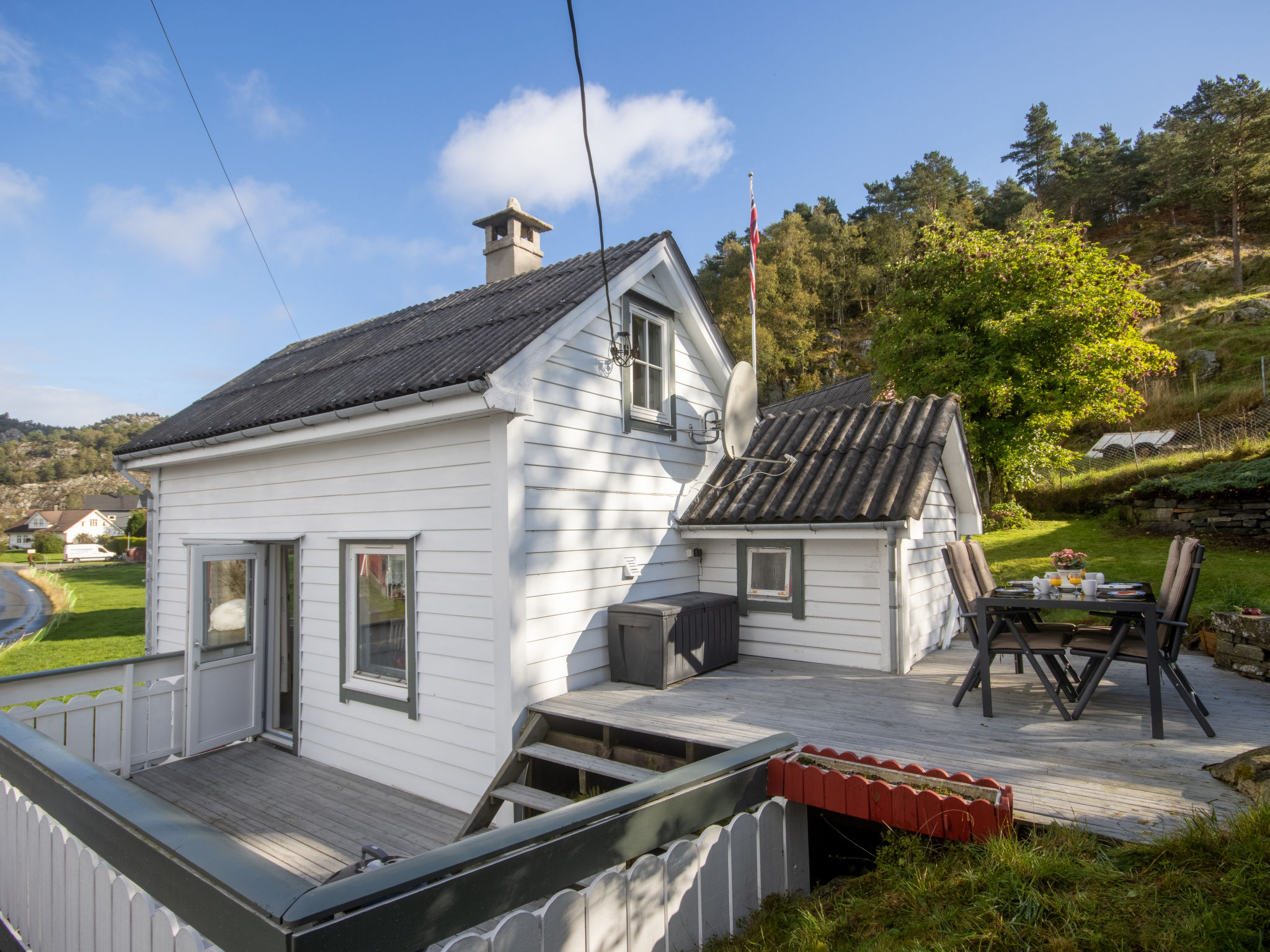 "Soltun", huis 3-kamers 80 m2 op 2 verdiepingen. Het objekt is geschikt voor 4 volwassenen + 1 kinderen. Gezellig ingericht: woon-/eetkamer met eettafel, Sat-TV, CD-speler en DVD. Uitgang naar het ter..