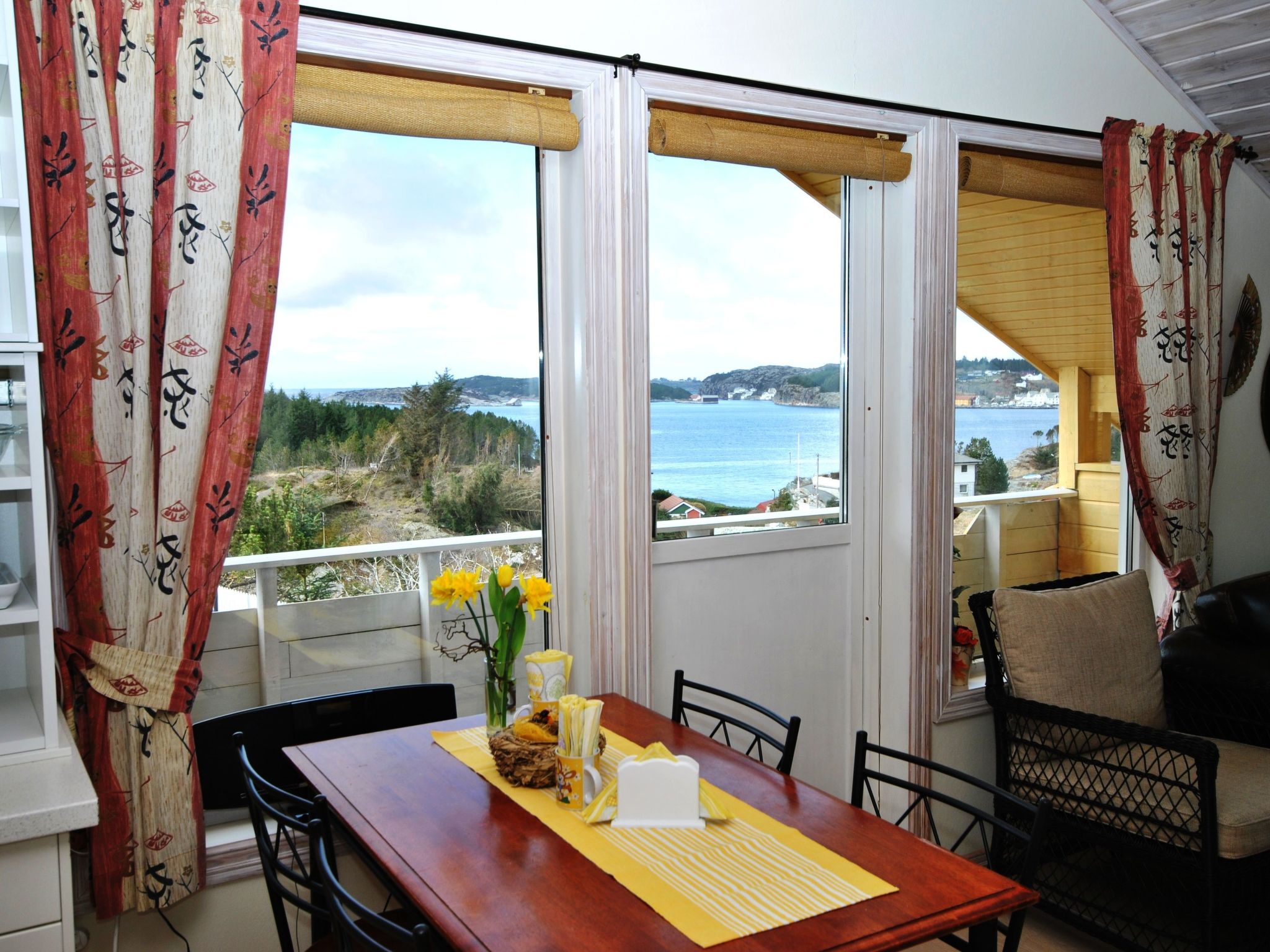 Mit Blick auf das Wasser-Drinnen