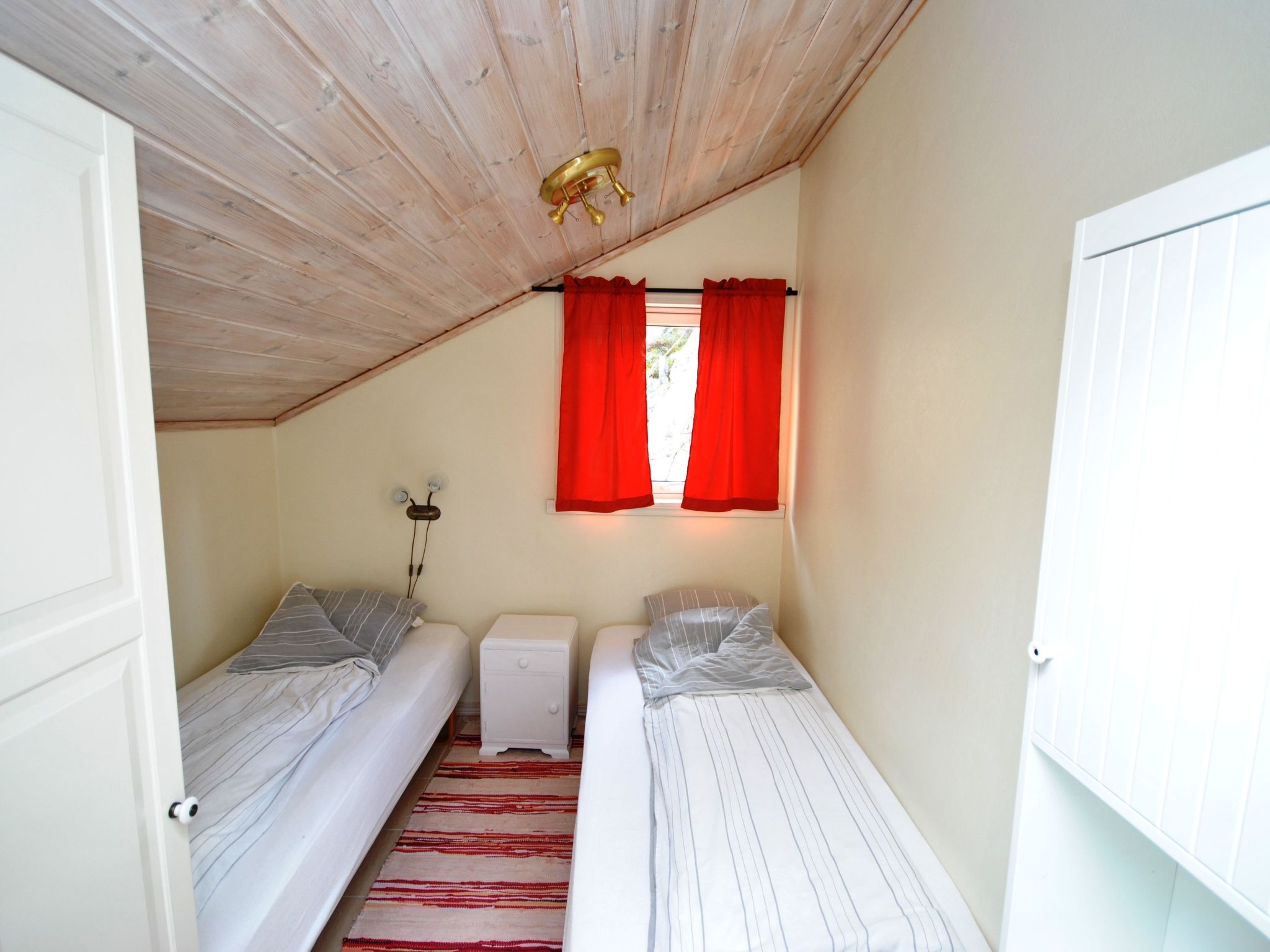 Mit Blick auf das Wasser-Drinnen