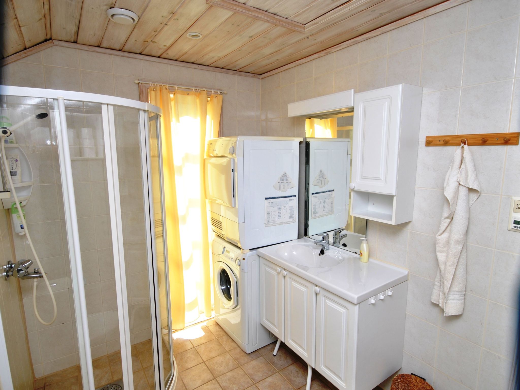 Mit Blick auf das Wasser-Drinnen