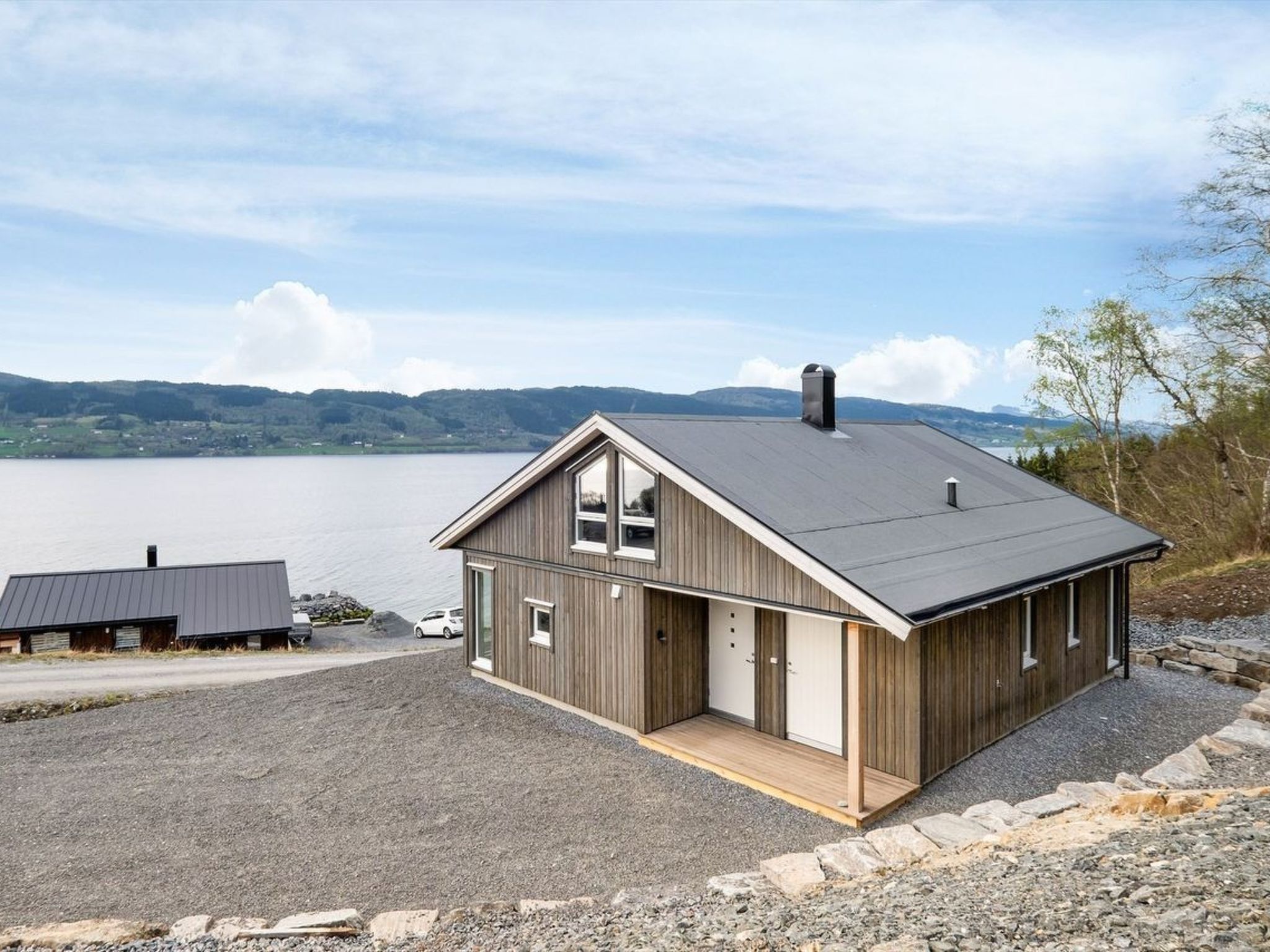 Welcome to your charming holiday home in Gjemnes, More and Romsdal, a beautiful retreat for up to 5 people, located in an idyllic setting right by the fjord. The detached property combines cosiness wi..