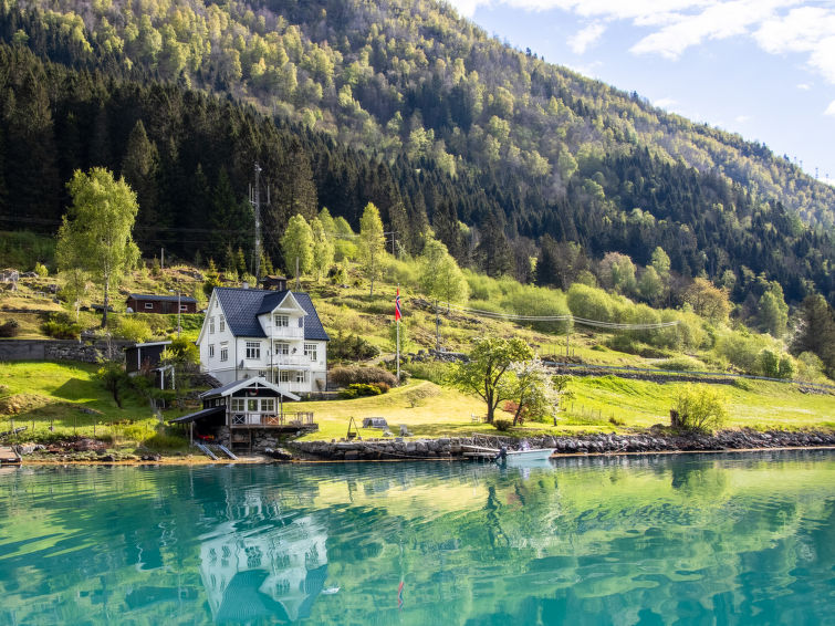 Gezellig vakantiehuis met open haard en bergzicht in Balestrand in Balestrand