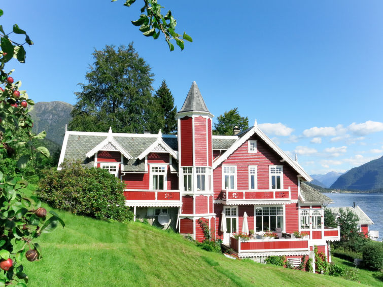 Appartement aan zee met bergzicht in Balestrand in Balestrand