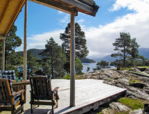 Rustiek eilandhuis aan zee op het afgelegen Svanøya - thumbnail 2