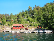 Authentiek vissershuis aan de Noorse fjord bij Spangereid - thumbnail 1