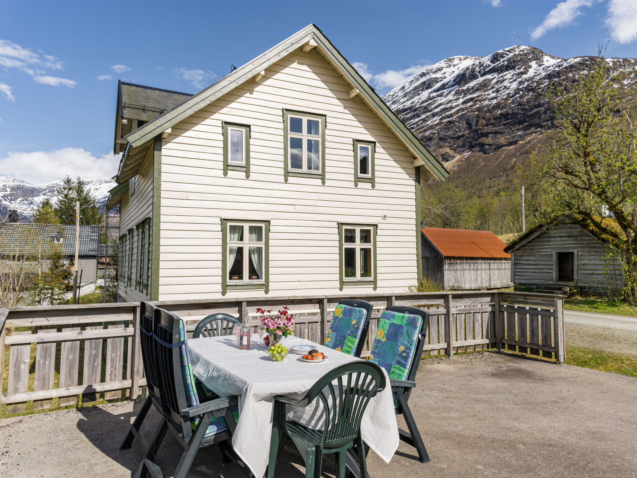 Elvehuset - Outside