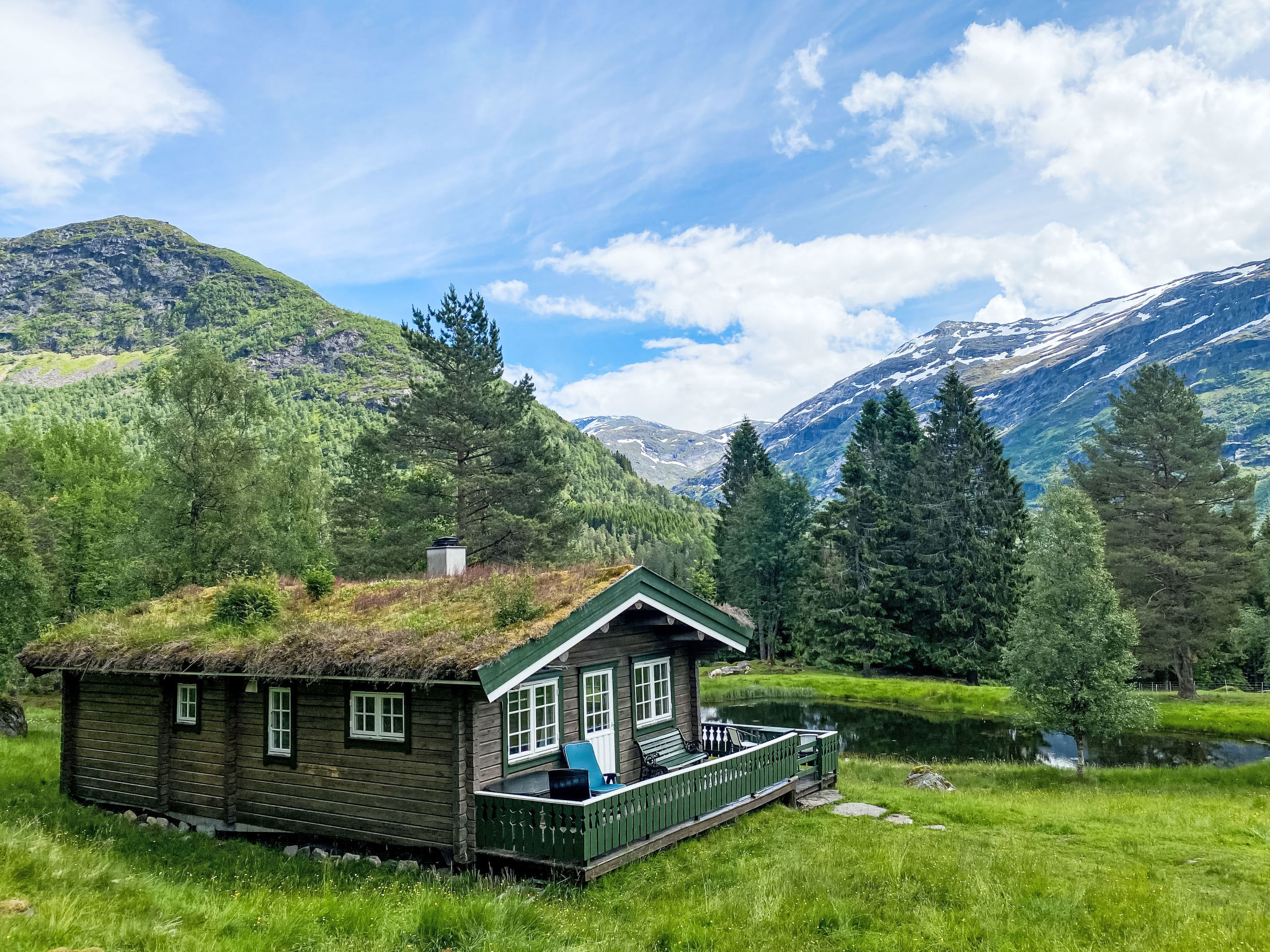 "Fjellro", huis 4-kamers 60 m2. Gezellig en met veel hout ingericht: woon-/eetkamer met open haard, eettafel en TV. Uitgang naar het terras. 1 kamer met 1 2-pers bed. 1 kamer met 2 bedden. 1 kamer met..