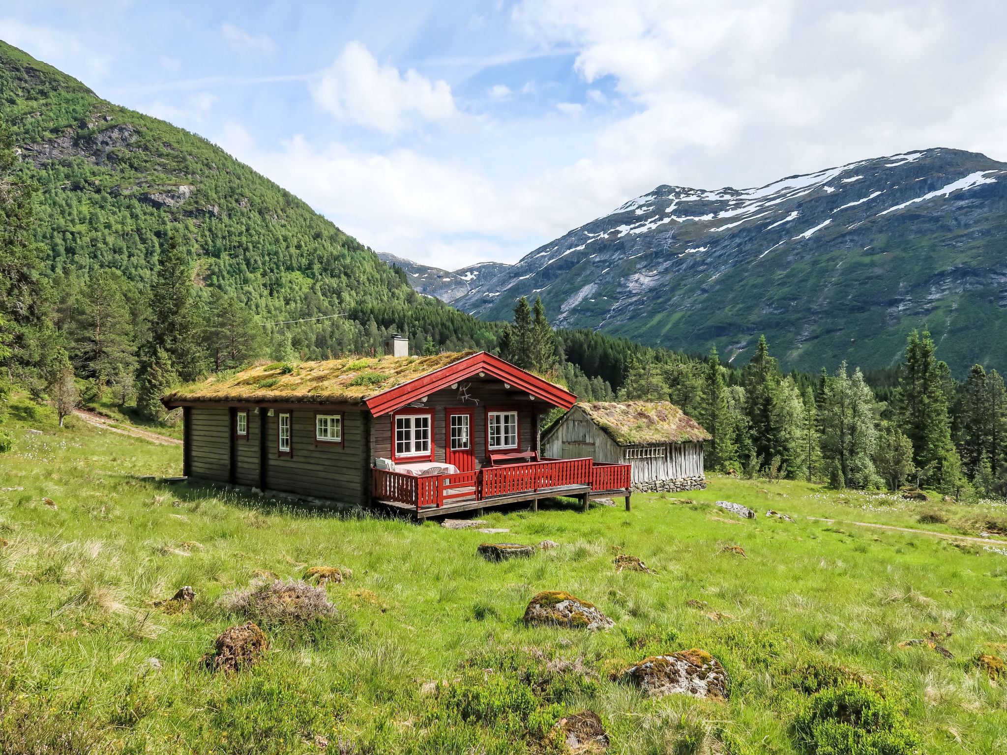 "Fjellbris", huis 4-kamers 60 m2. Gezellig ingericht: woon-/eetkamer met open haard, eettafel en TV. Uitgang naar het terras. 1 kamer met 1 2-pers bed. 1 kamer met 2 bedden. 1 kamer met 1 bed. Open ke..