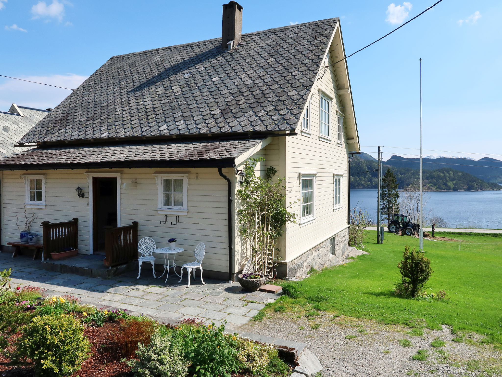 "Kvamsvika", huis 5-kamers 100 m2 op 2 verdiepingen. Gedeeltelijk gerenoveerd in 2017, eenvoudig ingericht: woonkamer met zwedenkachel, Sat-TV en internationale TV-zenders. 1 kamer met 1 bed (120 cm, ..