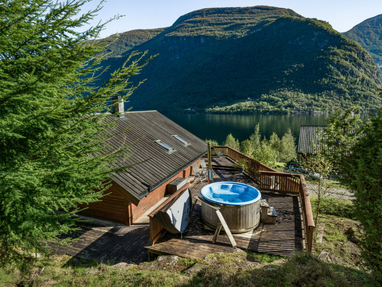 Whirlpool en sauna bij vakantiehuis Frigg in Arnafjord in Arnafjord
