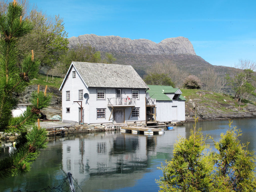 Risnes sjøbu (FJS132)