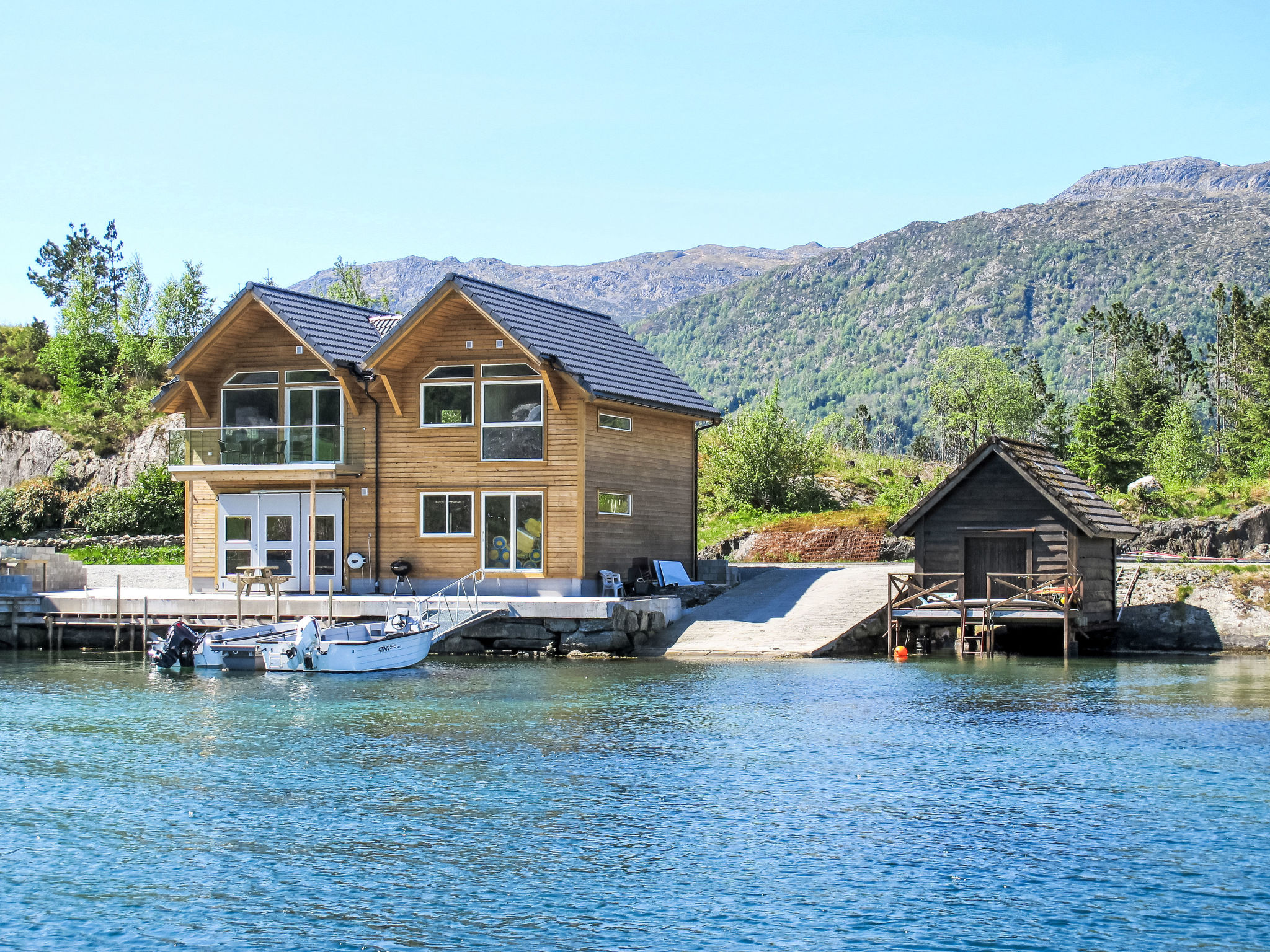"Gurevika", appartement 4-kamers 88 m2 op de 1e verdieping. Mooi en modern ingericht: woonkamer met TV en DVD. Uitgang naar het balkon. 3 kamers, elke kamer heeft 2 bedden (90 cm, lengte 200 cm). Open..