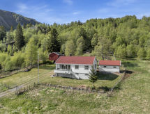 Vrijstaand huis Olavbu aan meer in de bergen van Åseral - thumbnail 1