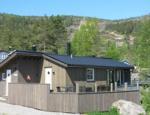 Houten huis Torfinnbu aan de rivier in de bergen bij Åseral - thumbnail 1