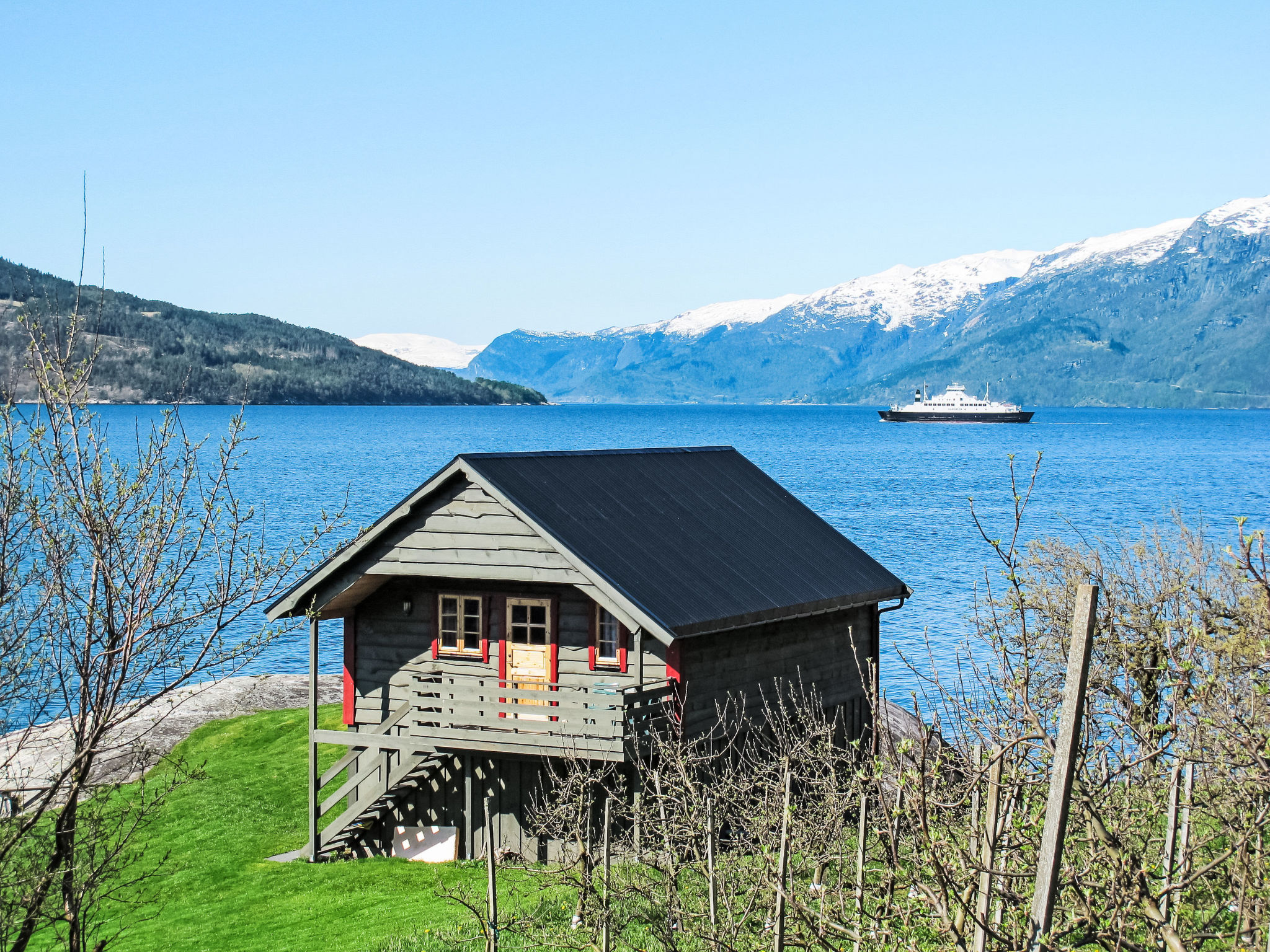 "Hardangerrorbu", huis 2-kamers 48 m2. Het objekt is geschikt voor 2 volwassenen + 1 kinderen. Gezellig en met veel hout ingericht: woon-/slaapkamer met 1 divanbed, zwedenkachel, eettafel en Sat-TV. 1..