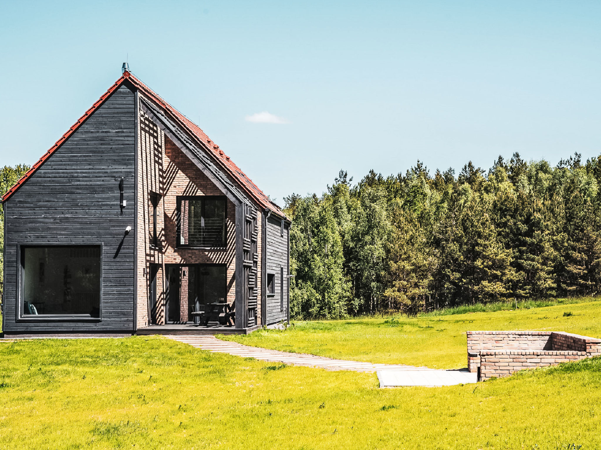 5-Zimmer-Haus 112 m2 auf 2 Stockwerken. Modern und geschmackvoll eingerichtet: Wohn-/Esszimmer mit 1 Diwanbett und offenem Kamin. Ausgang zum Garten, zur Terrasse. 1 Zimmer mit 2 Betten. Küche (Backo..