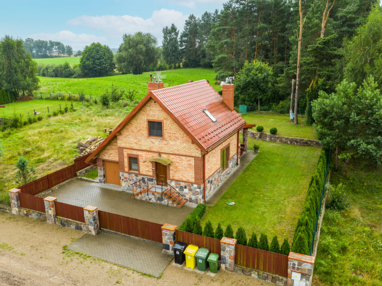 Huis 4-kamers 90 m2 op 2 verdiepingen. Het objekt is geschikt voor 6 volwassenen + 2 kinderen. Open woon-/eetkamer met 1 2-pers divanbed, open haard en TV. Uitgang naar de tuin, naar het terras. Open ..