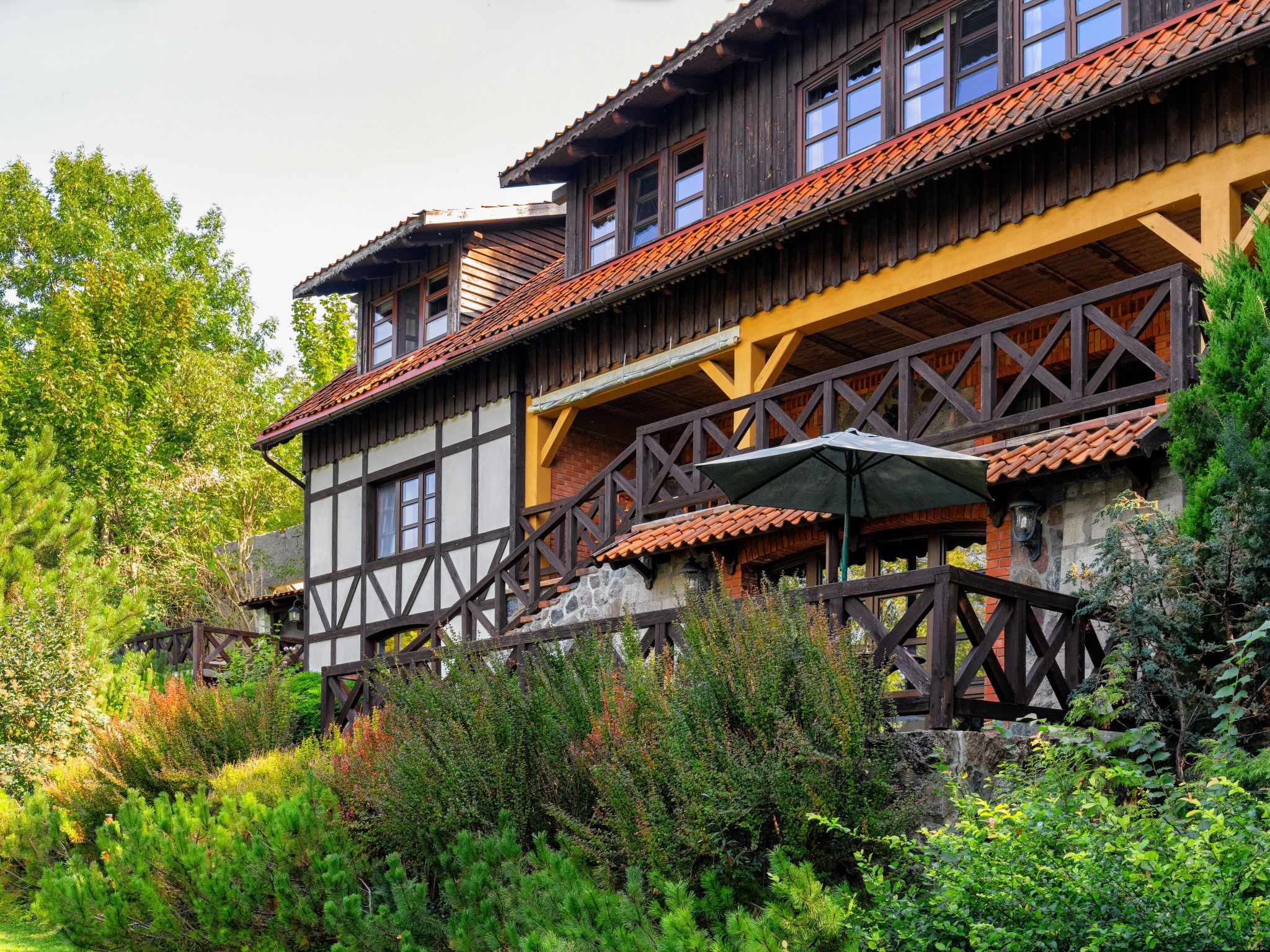 Gartenstudio mit Seeblick in Villa — view 1 of 17