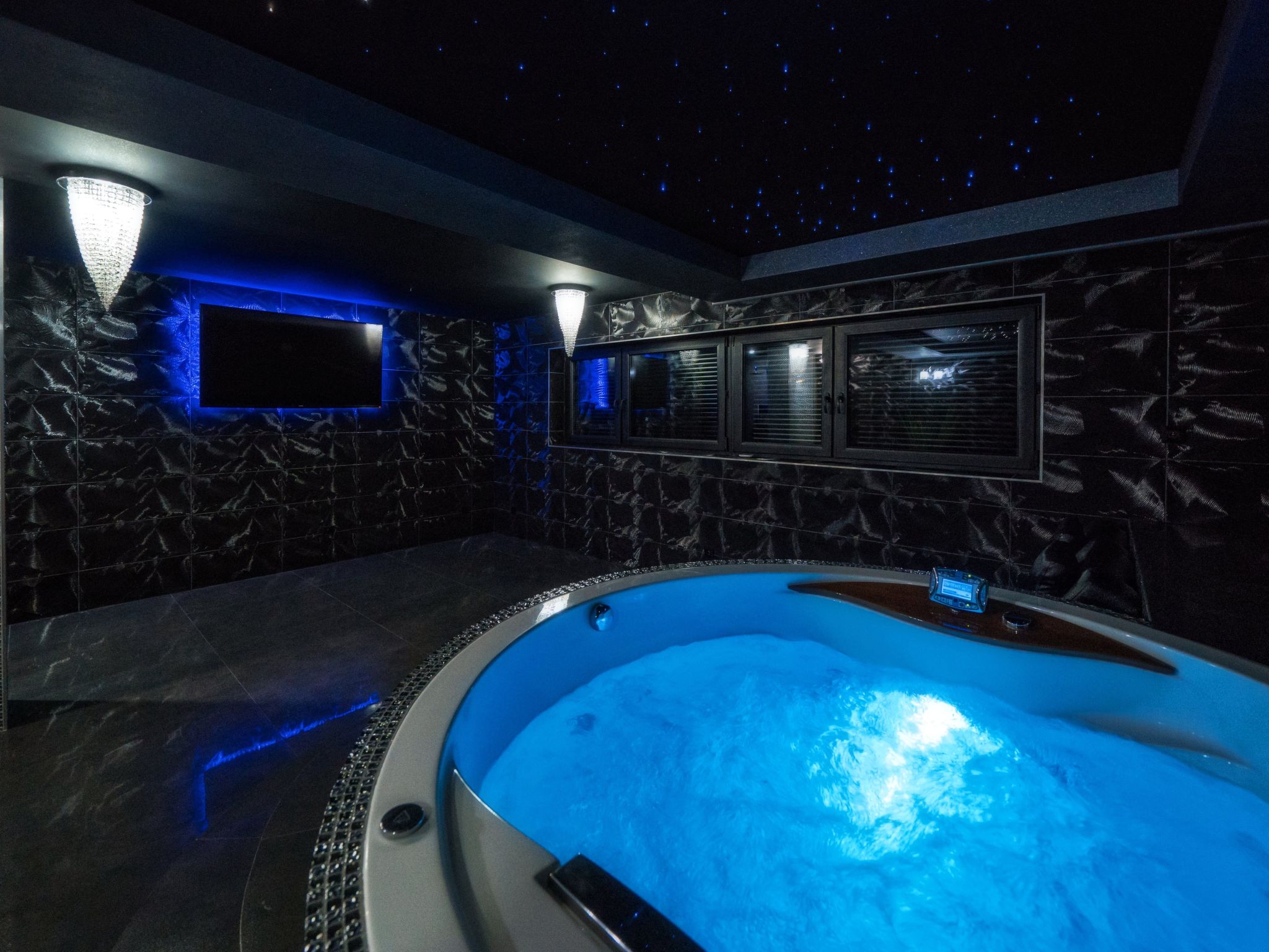 Mit Entspannung im Jacuzzi-Drinnen