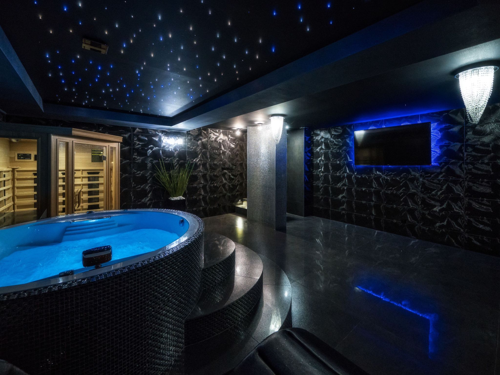 Mit Entspannung im Jacuzzi-Drinnen