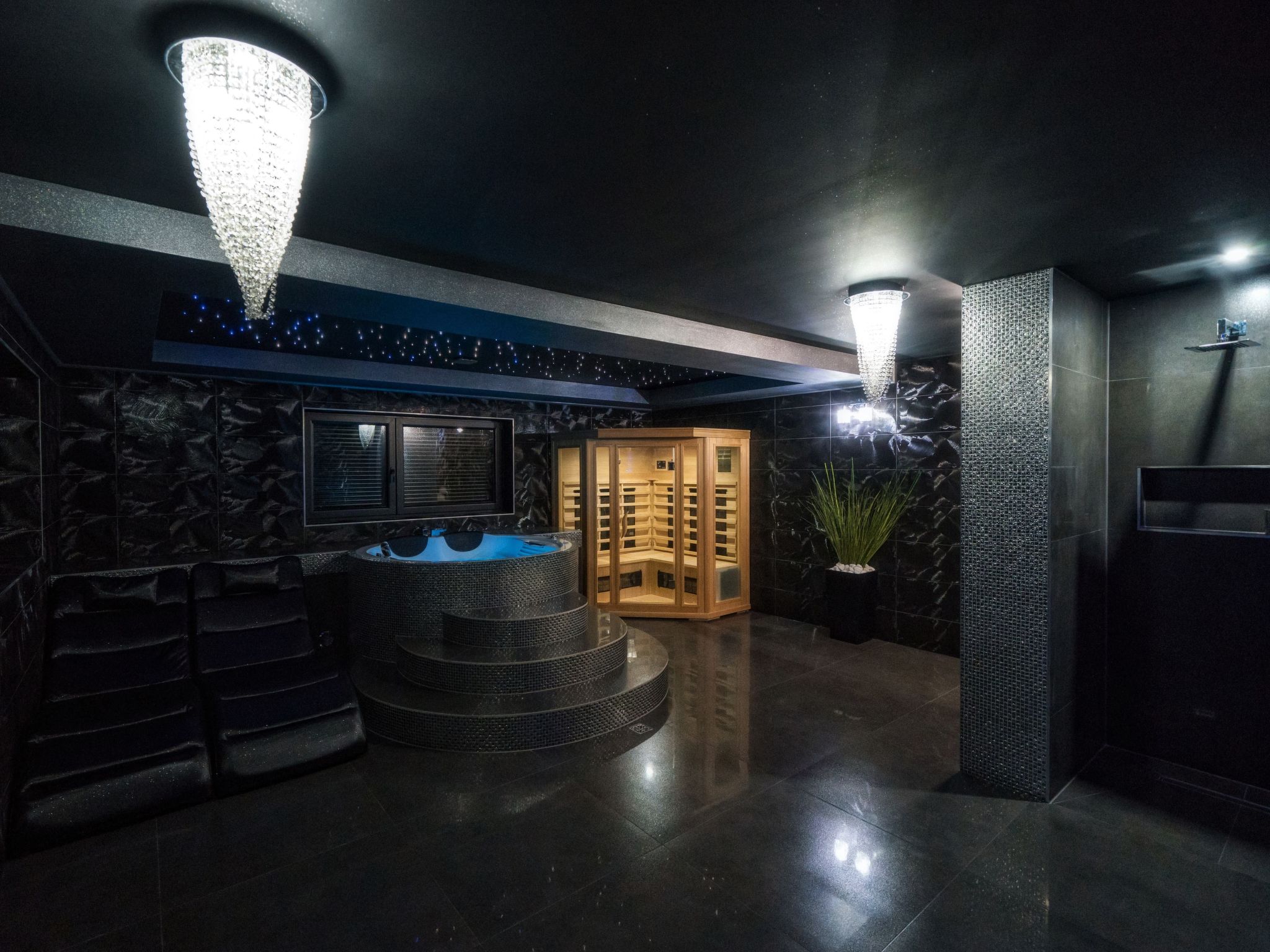 Mit Entspannung im Jacuzzi-Drinnen