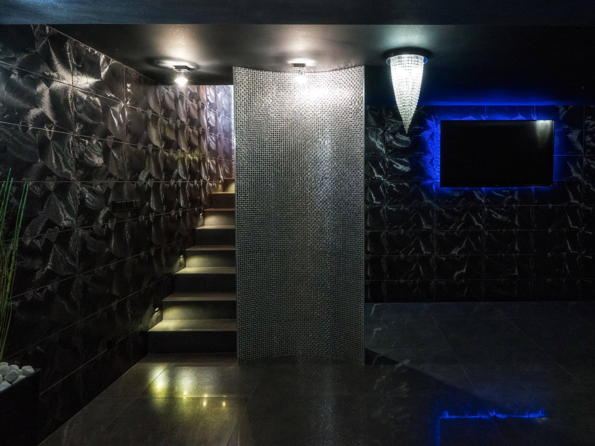 Mit Entspannung im Jacuzzi-Drinnen