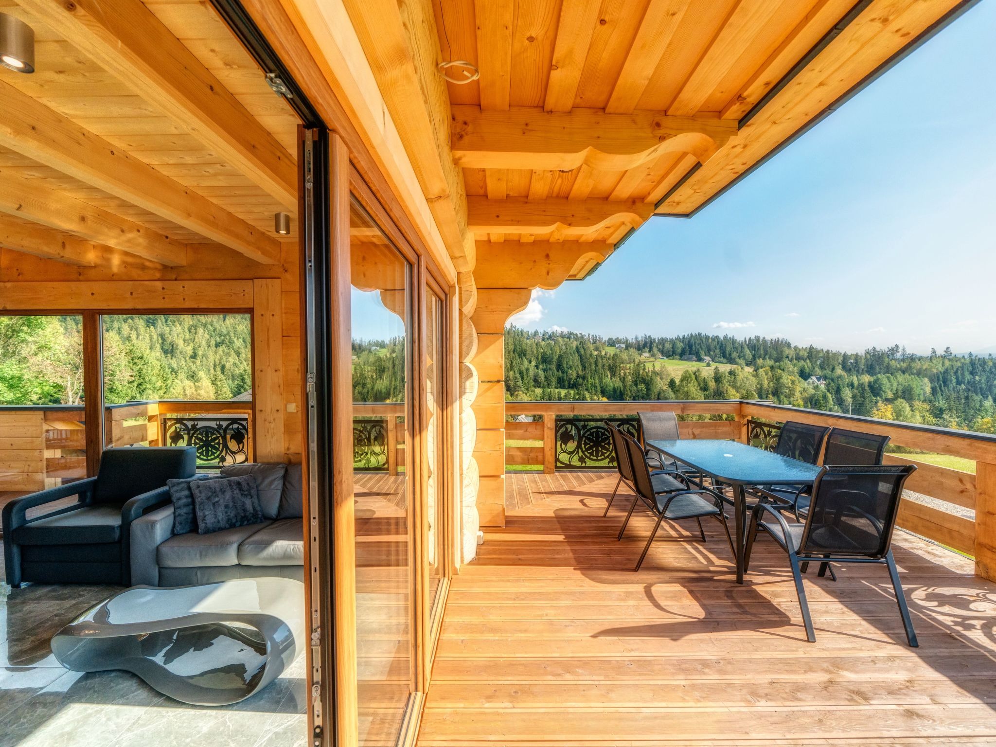 Mit Entspannung im Jacuzzi-Drinnen