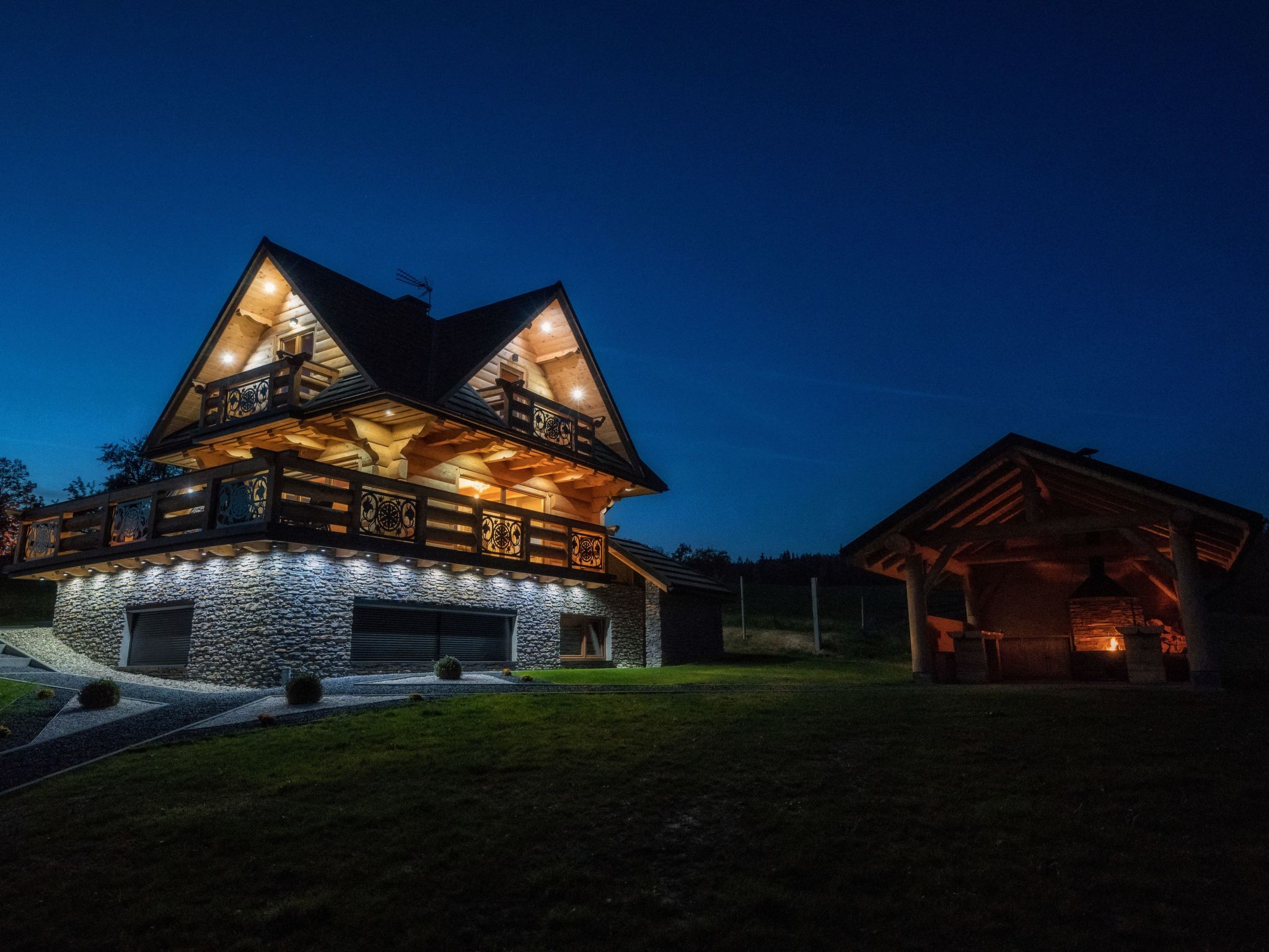 Mit Entspannung im Jacuzzi-Draußen