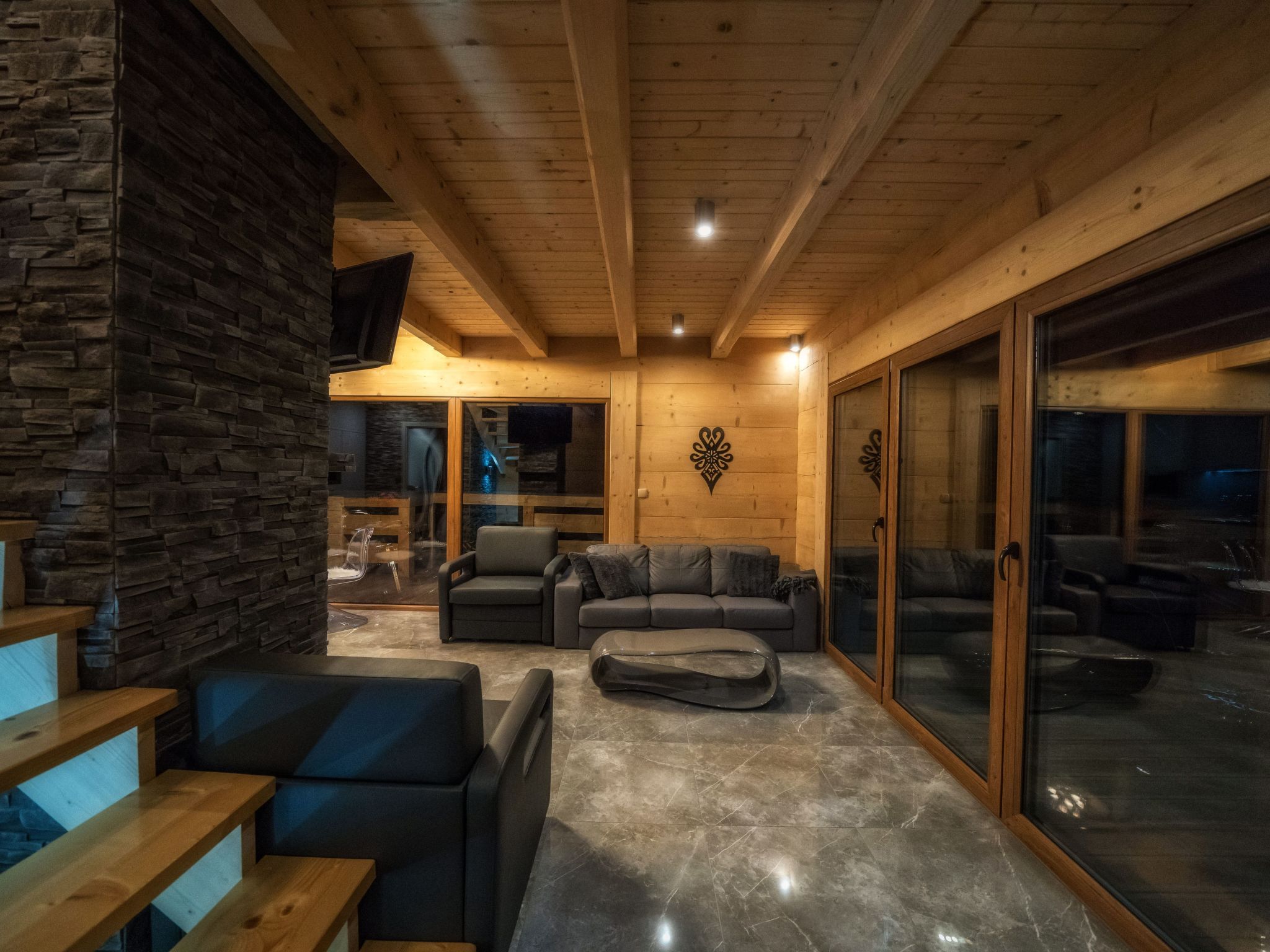 Mit Entspannung im Jacuzzi-Drinnen