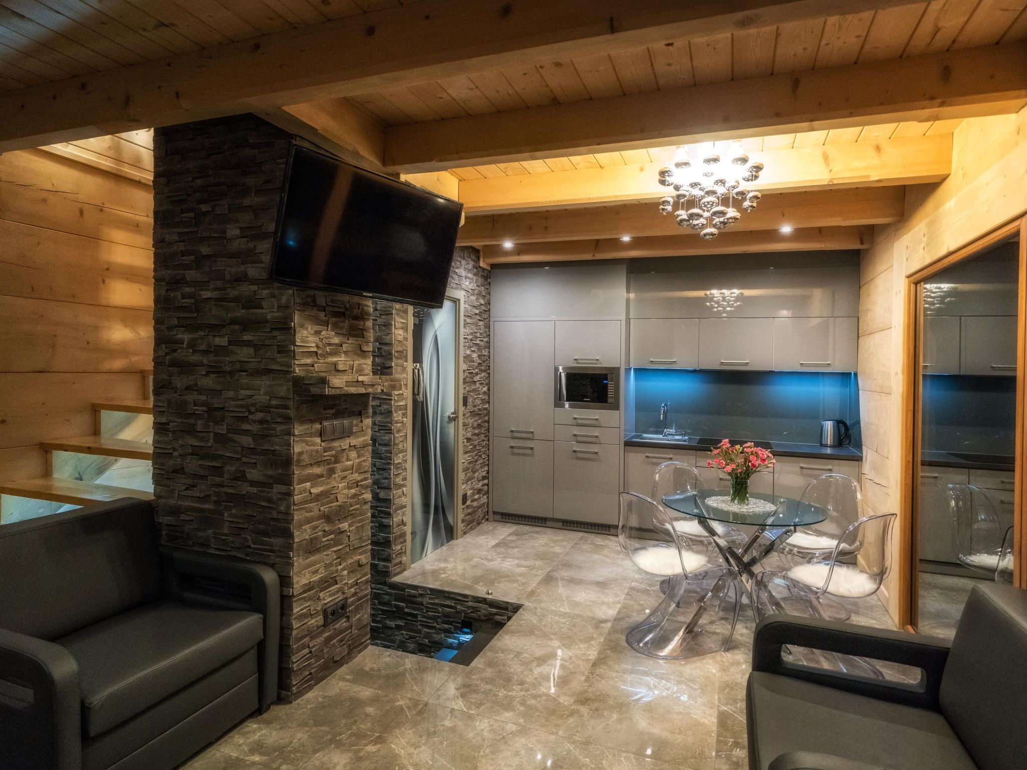 Mit Entspannung im Jacuzzi-Drinnen