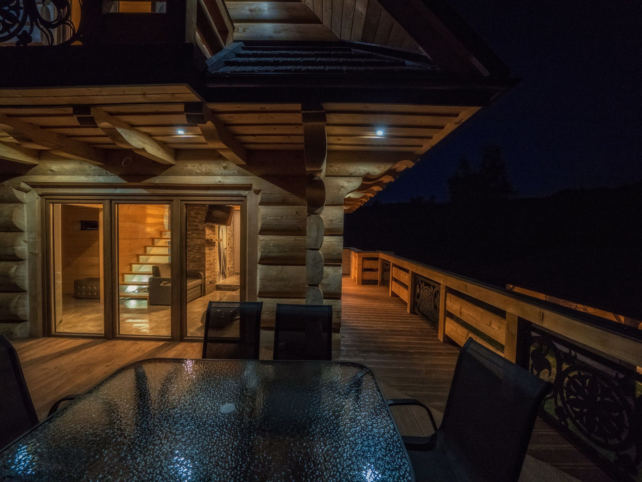 Mit Entspannung im Jacuzzi-Draußen