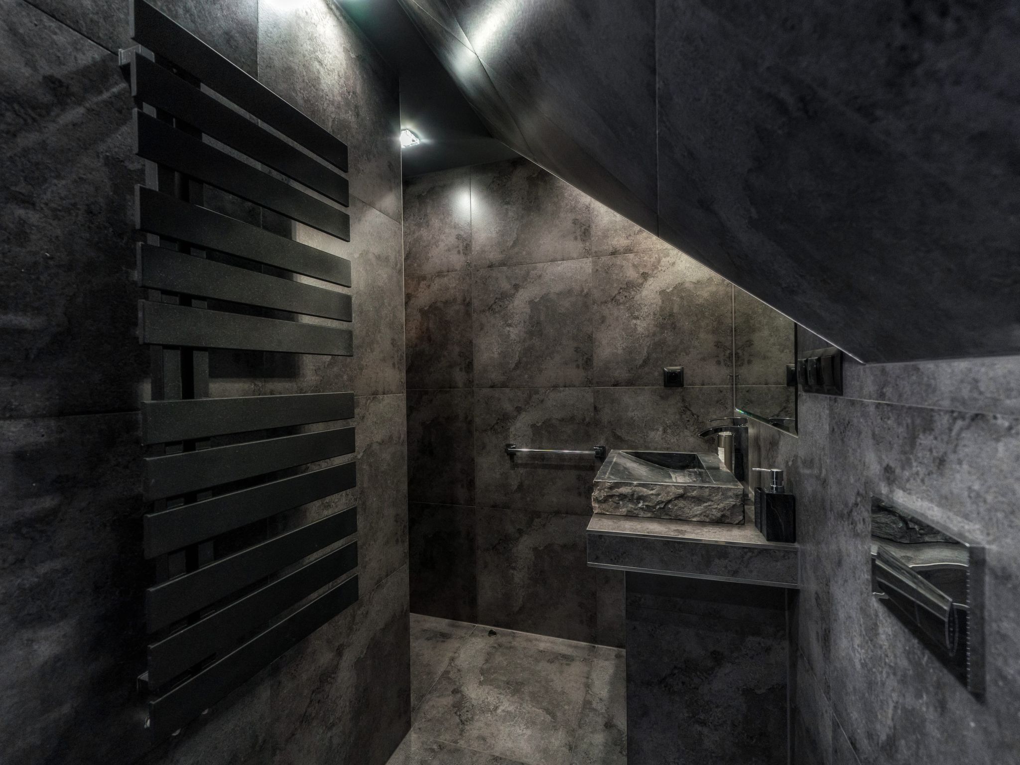 Mit Entspannung im Jacuzzi-Drinnen