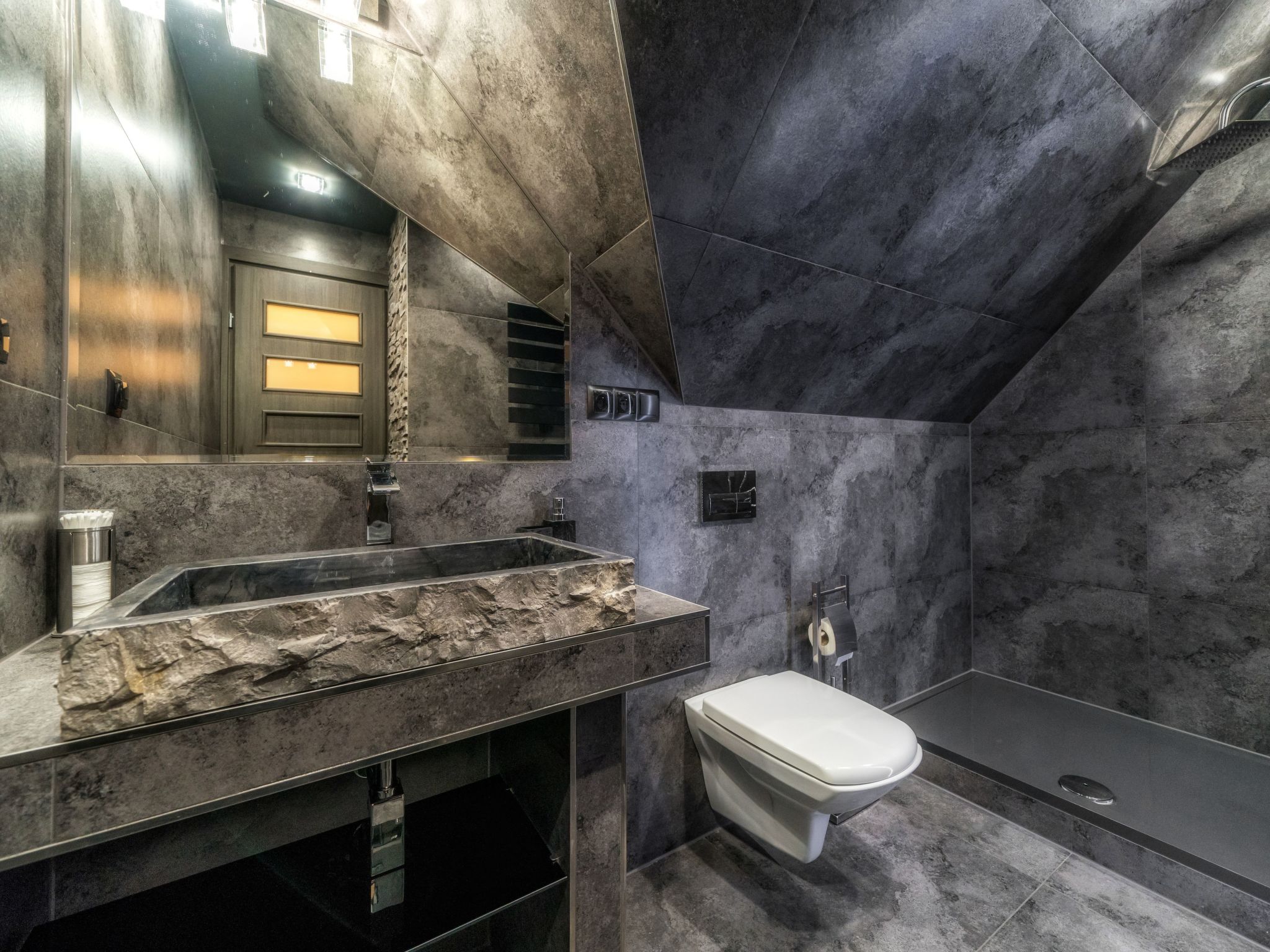 Mit Entspannung im Jacuzzi-Drinnen