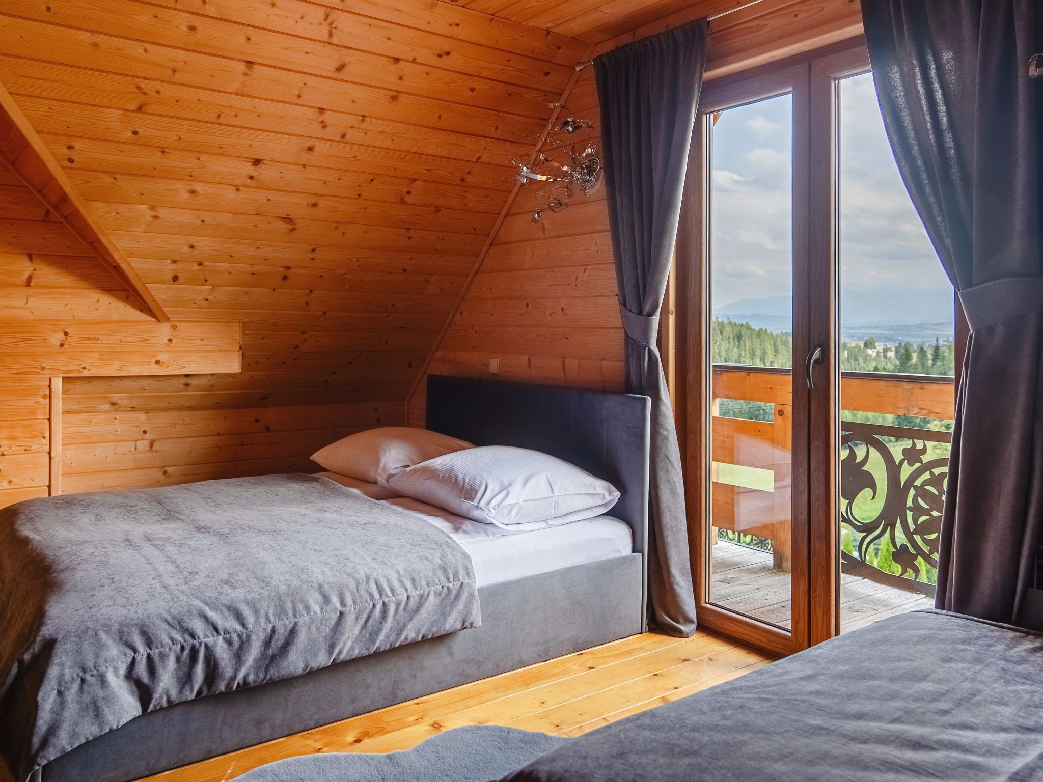 Mit Entspannung im Jacuzzi-Drinnen