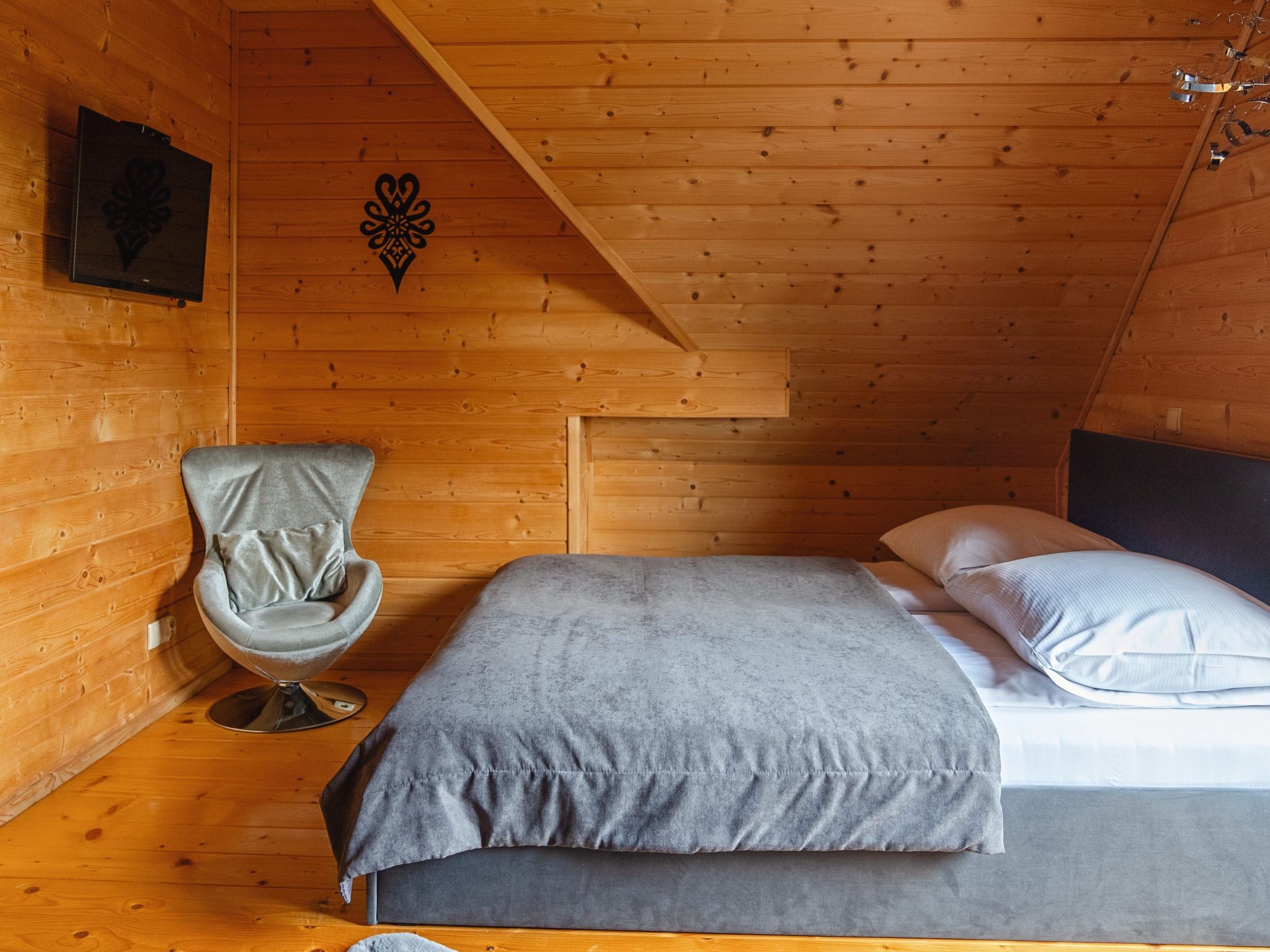 Mit Entspannung im Jacuzzi-Drinnen