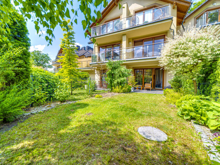 "Apartament Olszówka", appartement 2-kamers 50 m2, op de begane grond. Comfortabel en modern ingericht: open woon-/eetkamer met 1 2-pers divanbed (160 cm, lengte 220 cm), Flatscreen TV. Uitgang naar ..