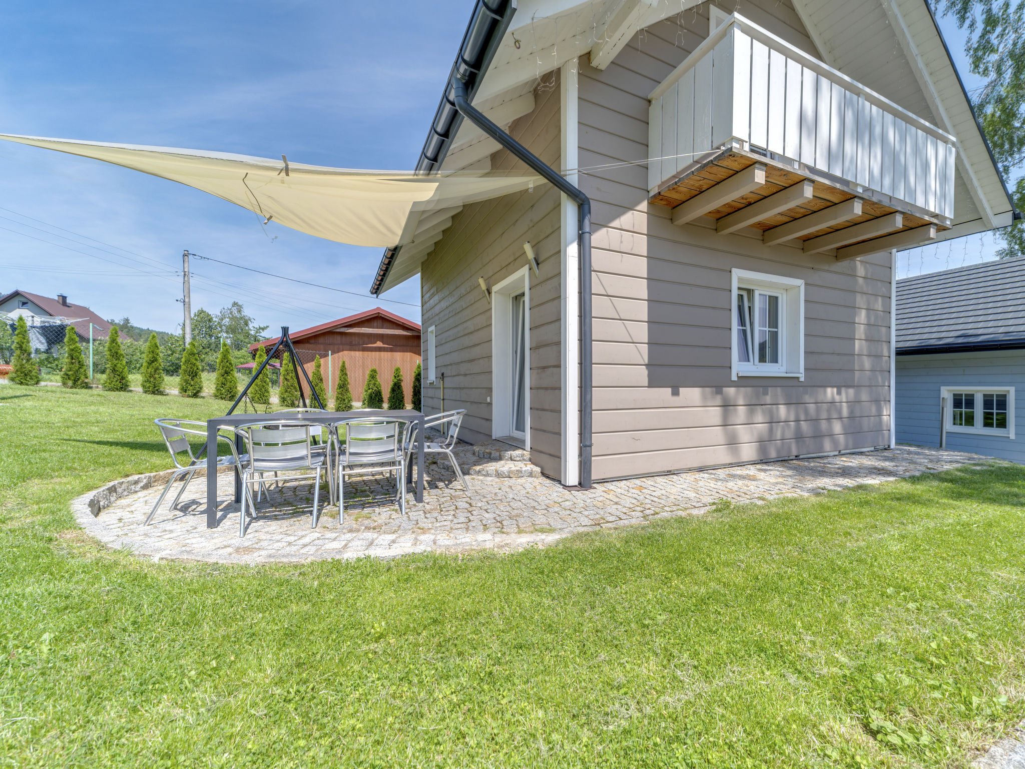 Huis 3-kamers 64 m2 op 2 verdiepingen. Gedeeltelijk afgeschuinde daken, stijlvol ingericht: woon-/eetkamer met 1 2-pers divanbed, eettafel en Sat-TV. Open keuken (oven, afwasmachine, 2 keramische glas..