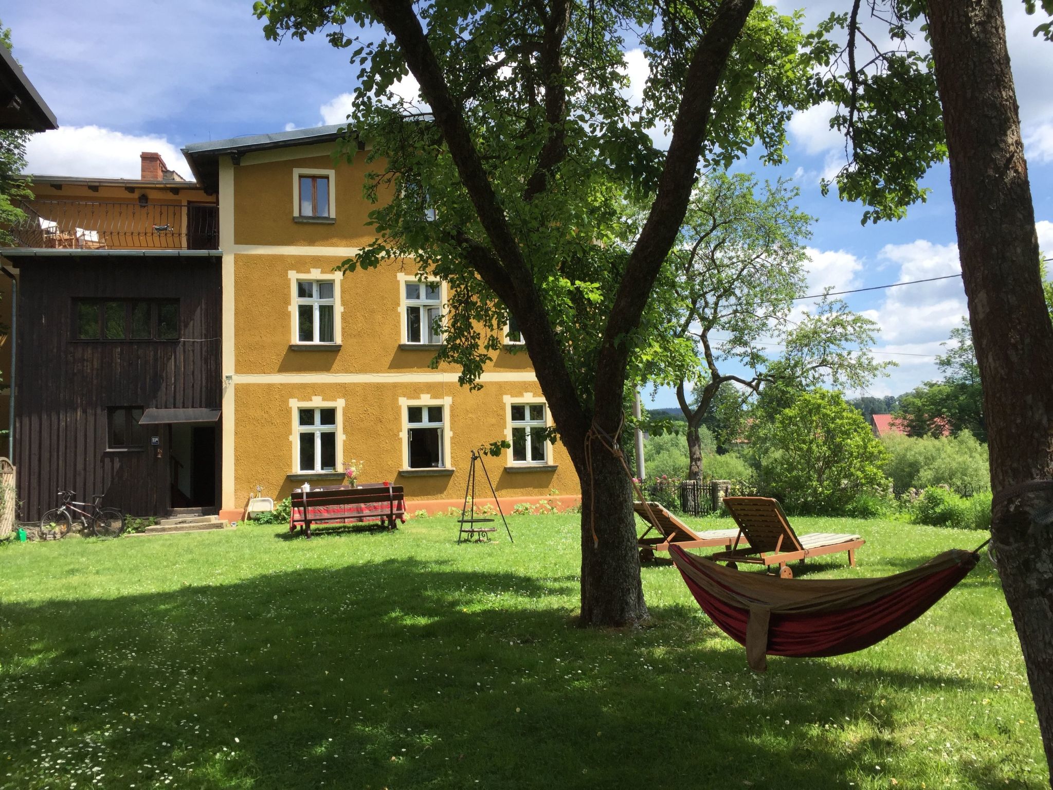 Ontdek de charme en het comfort van dit idyllische vakantieverblijf, genesteld in een historische boerderij aan een rivier.
Met zijn vijf slaapkamers en vier badkamers combineert dit huis moeiteloos a..