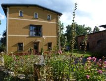 Ruim familiehuis in Janowice Wielkie met tuin, biljart en speeltuin - thumbnail 1