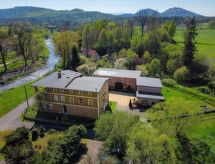 Ruim familiehuis in Janowice Wielkie met tuin, biljart en speeltuin - thumbnail 2