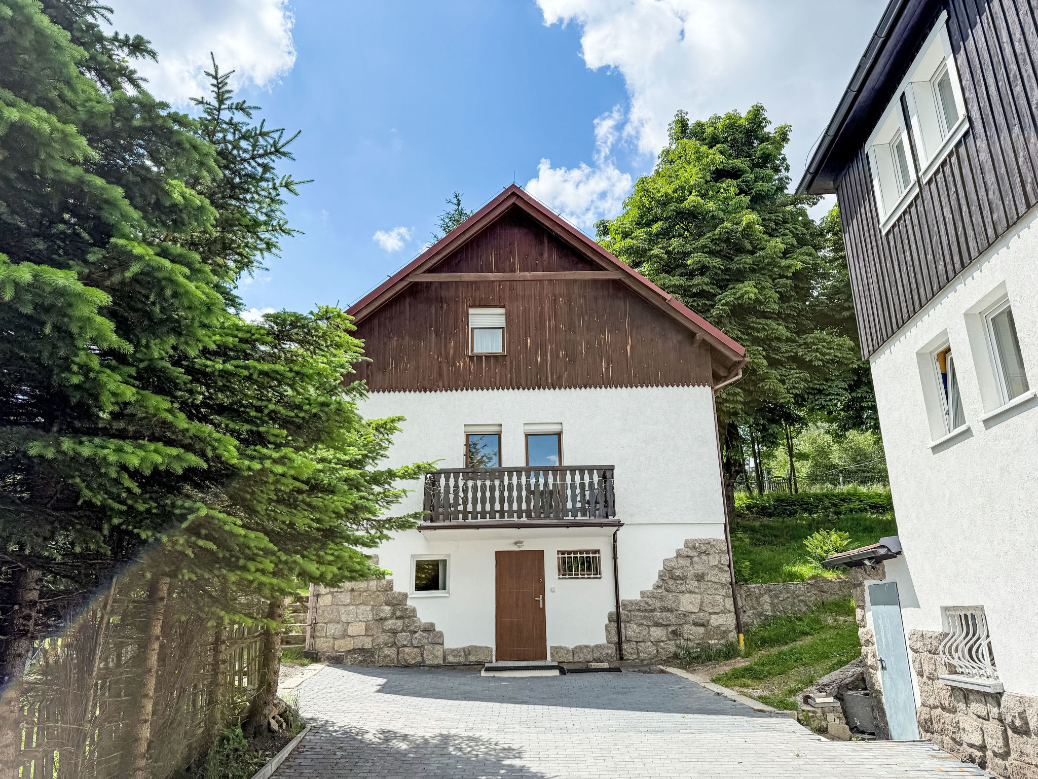 "Pod Jeleńcem", huis 4-kamers 110 m2 op 3 verdiepingen. Gezellig ingericht: woon-/eetkamer met 2 2-pers divanbedden, eettafel en TV. Open keuken (oven, Gasfornuis, waterkoker, magnetron, diepvriezer,..