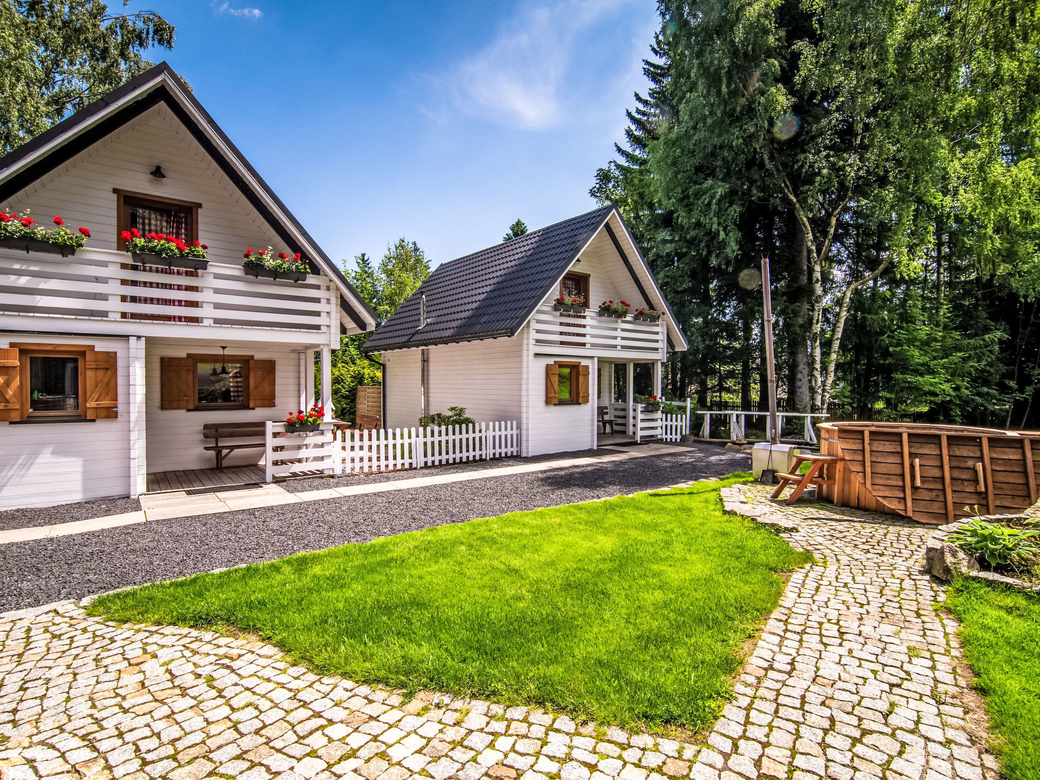 Landhaus mit gemeinschaftlichem Pool - Buiten