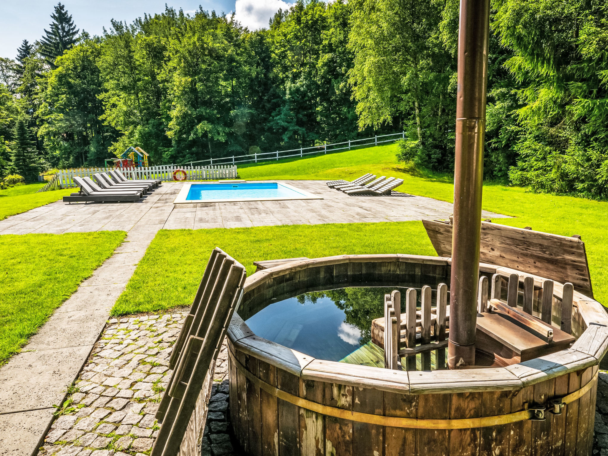 Landhaus mit gemeinschaftlichem Pool - Buiten