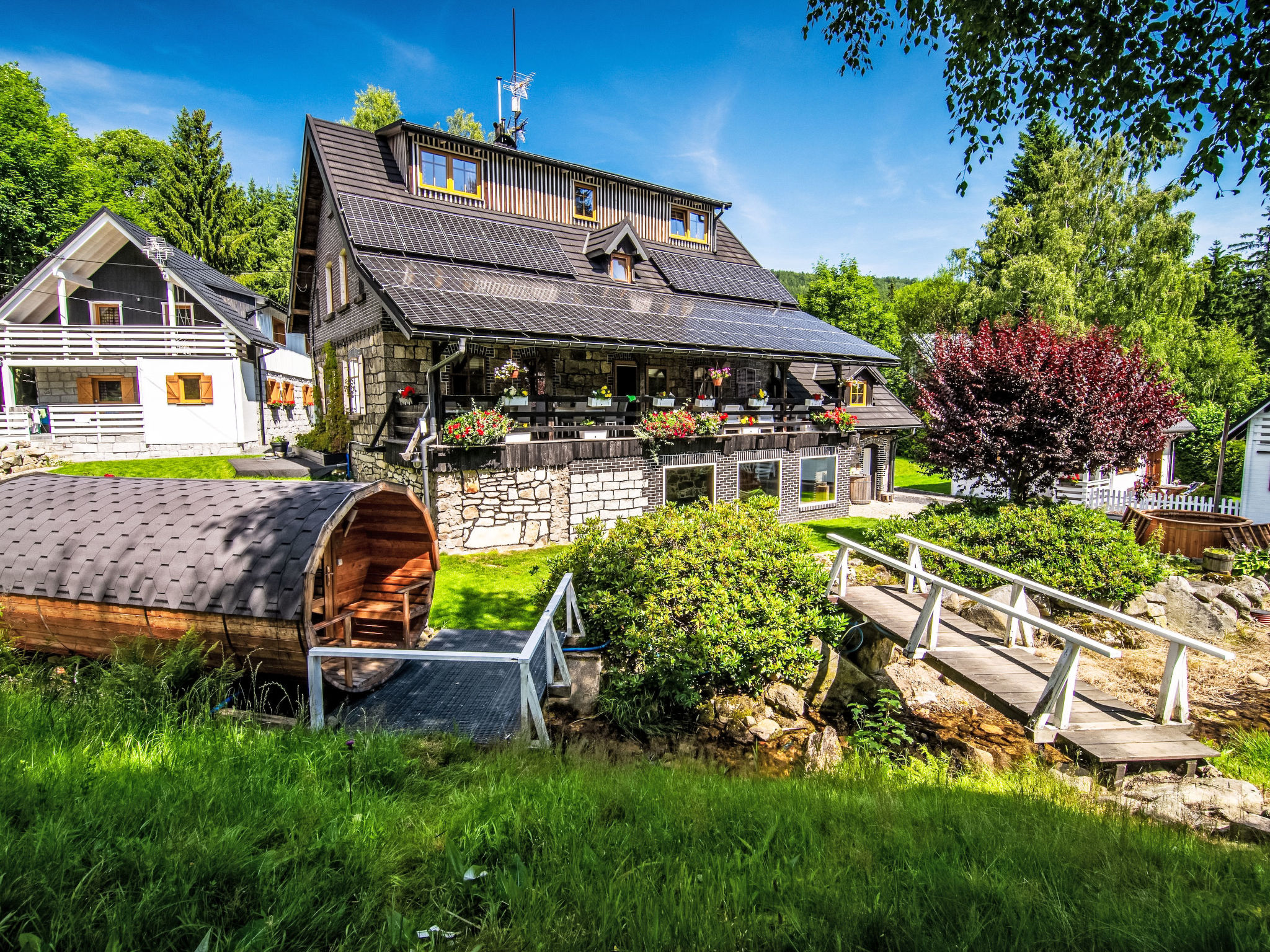 Exklusives Ferienhaus mit Schwimmbad direkt am Wasser - Buiten