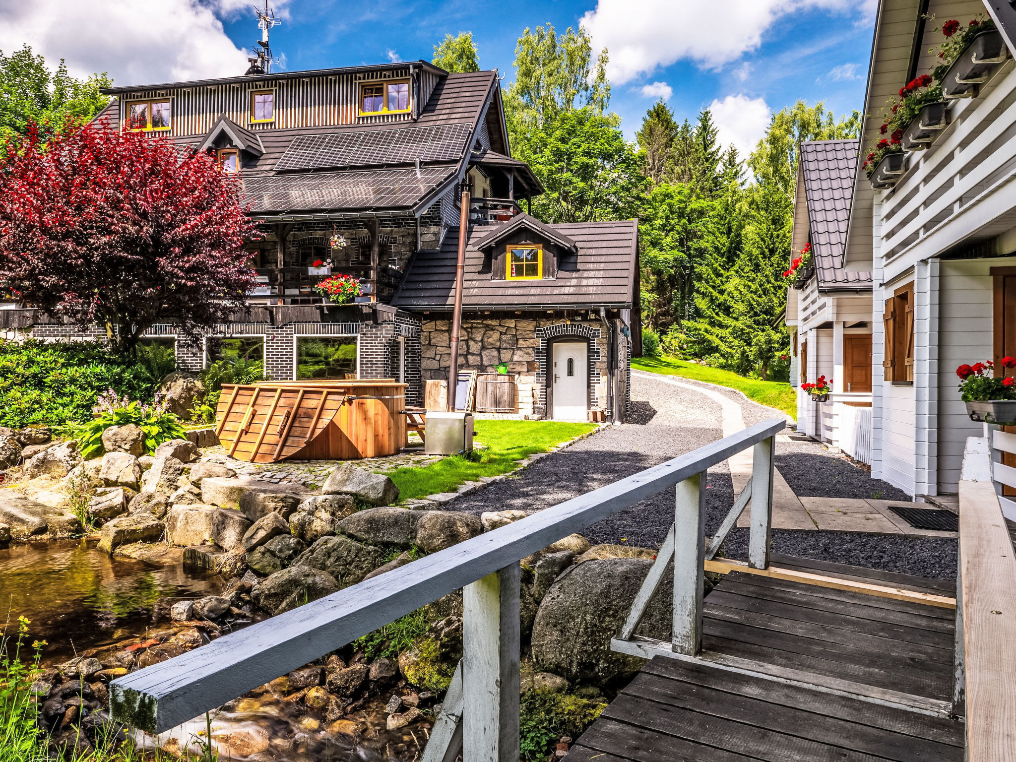 Exklusives Ferienhaus mit Schwimmbad direkt am Wasser - Buiten