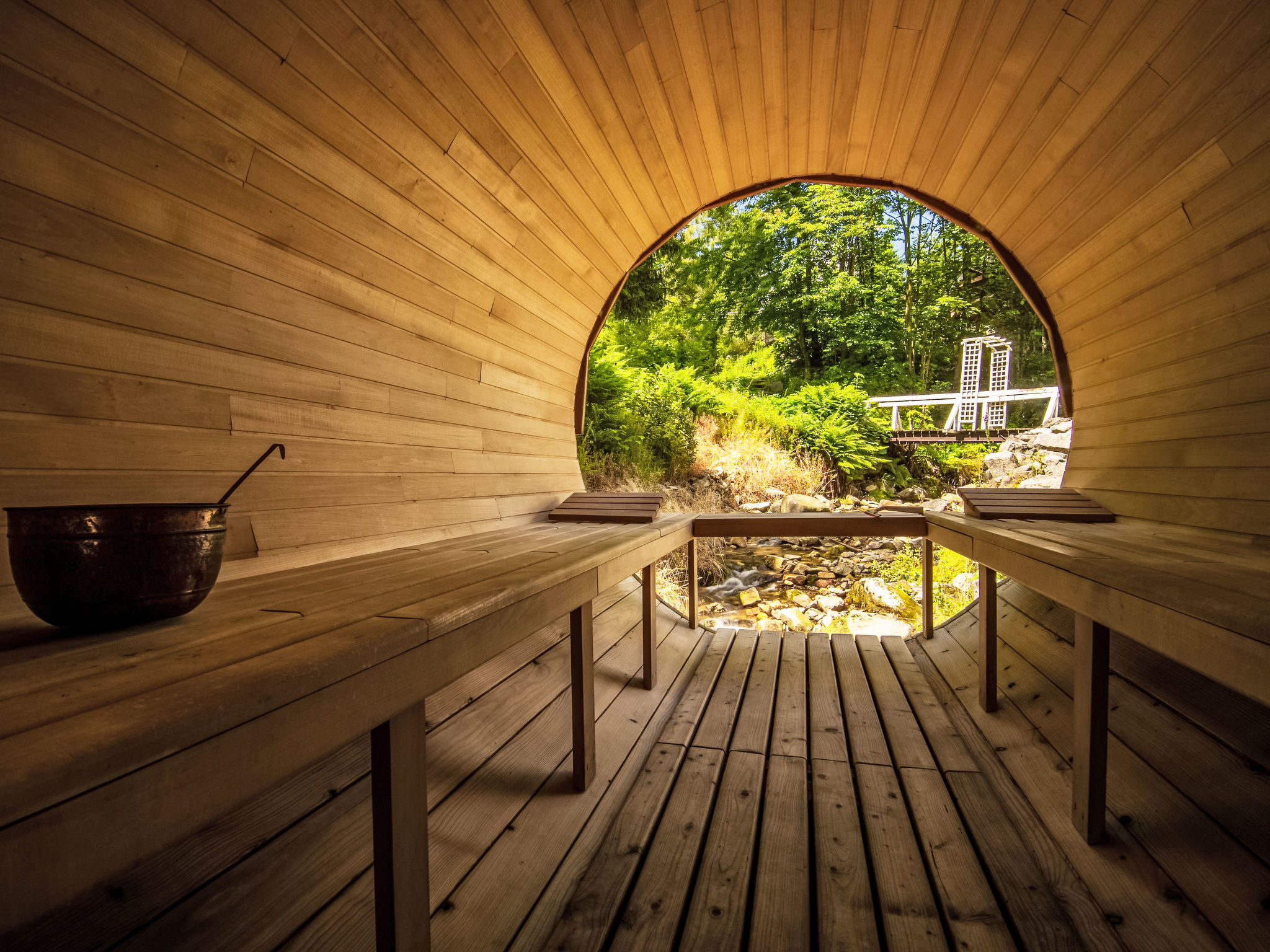 Exklusives Ferienhaus mit Schwimmbad direkt am Wasser - Buiten