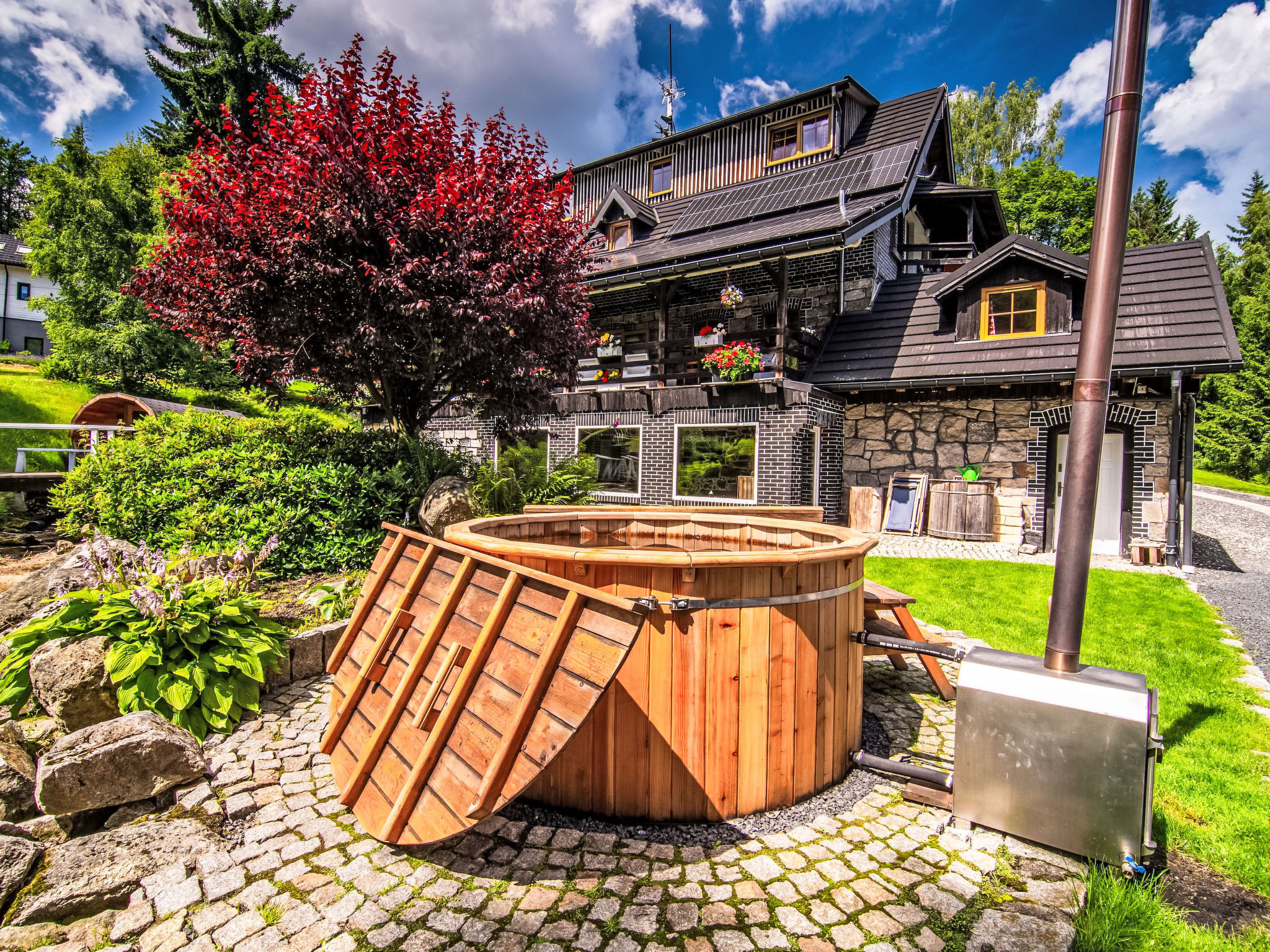 Exklusives Ferienhaus mit Schwimmbad direkt am Wasser - Buiten