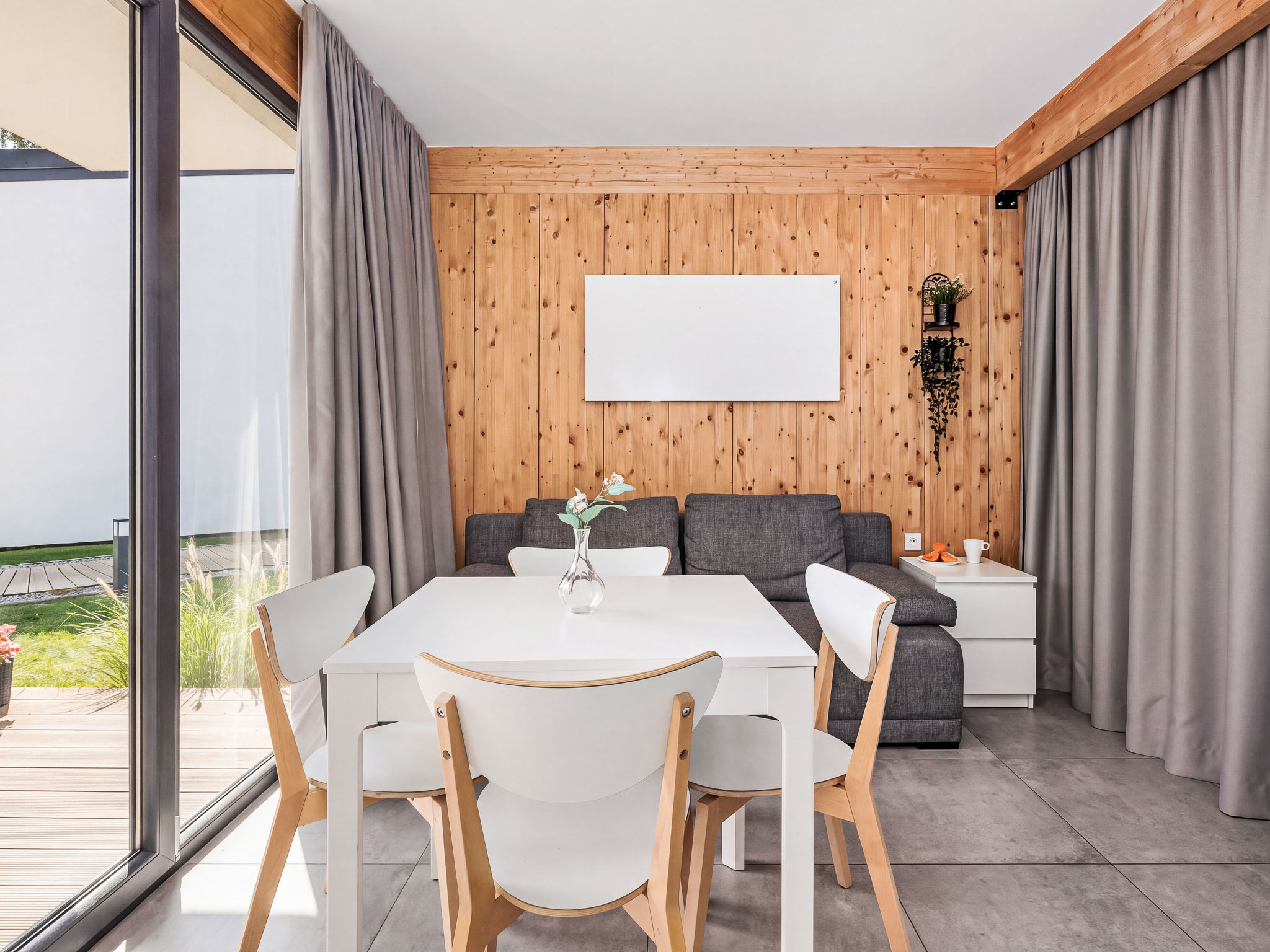 Mit privater Terrasse - Binnen